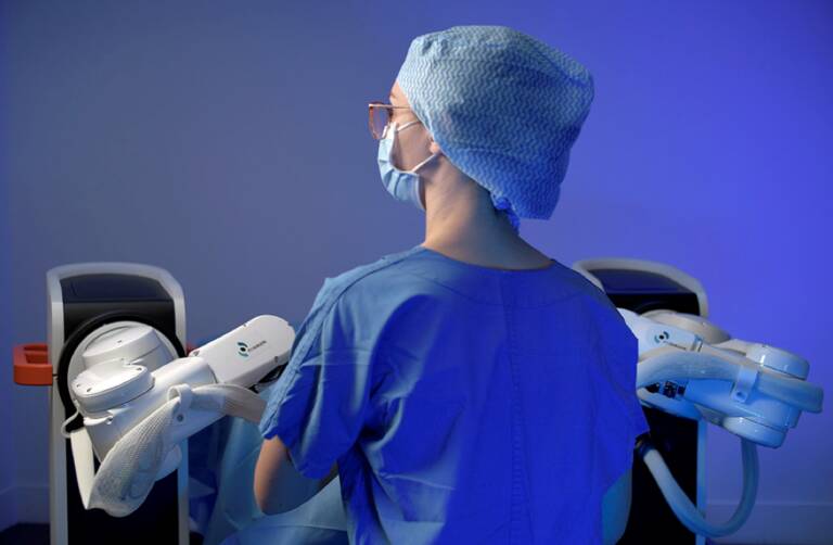 Figure. Plateforme robotique bi-manuelle développée par Acusurgical pour la chirurgie vitré-rétinienne.
