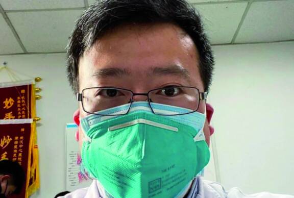 Figure 1. &nbsp;Le Dr Li Wenliang, ophtalmologiste à l’hôpital central de Wuhan, lanceur d’alerte, décédé à l’âge de 33 ans.
