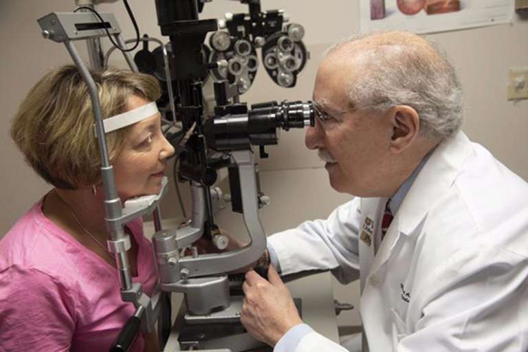 Michael Kass (à droite), a conduit l’étude sur le traitement de l’hypertension oculaire. Crédit : Washington University School of Medicine
