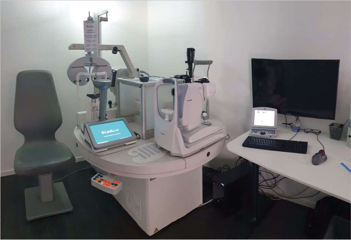 Figure 3. LipiScan placé sur une table tournante, permettant de faire une meibographie de dépistage au cours de l’examen ophtalmologique de routine.

